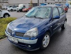 Blå Begagnad 2003 Renault Clio II Privilege Halvkombi | 10 000 kr (Bra pris)