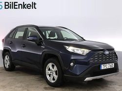 Mörkblå Begagnad 2020 Toyota RAV4 Hybrid Active SUV | 299 900 kr (Marknadspris)