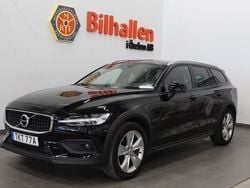 Svart Begagnad 2021 Volvo V60 CC Momentum Kombi | 279 900 kr (Marknadspris)