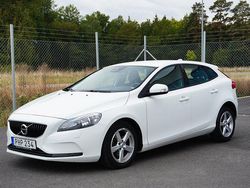 Vit Begagnad 2017 Volvo V40 Kinetic Kombi | 119 900 kr (Marknadspris)