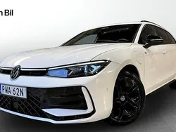 Vit (pure white) Begagnad 2024 VW Passat R-line Kombi | 484 500 kr