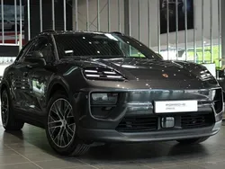 Grå (volcano grey metallic) Ny 2024 Porsche Macan 4 Electric SUV | 1 096 700 kr