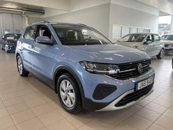 Ljusblå (clear blue metallic) Begagnad 2024 VW T-Cross Life SUV | 239 000 kr (Marknadspris)