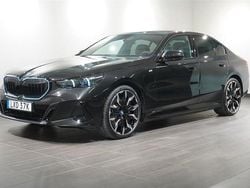 Svart Begagnad 2025 BMW 550e Efficient Dynamics Sedan | 949 500 kr (Marknadspris)