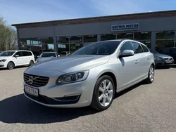 Silver (silver metallic) Begagnad 2017 Volvo V60 Momentum Kombi | 184 900 kr (Marknadspris)