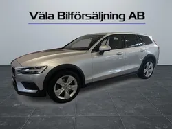 Silver Begagnad 2021 Volvo V60 CC Kombi | 259 700 kr (Marknadspris)