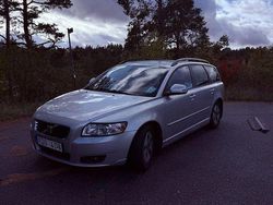 Grå Begagnad 2010 Volvo V50 Momentum Kombi | 39 900 kr (Marknadspris)
