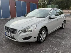 Vit Begagnad 2011 Volvo V60 Momentum Kombi | 74 900 kr (Bra pris)