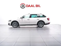 Vit Begagnad 2018 Skoda Octavia Scout Kombi | 234 700 kr (Marknadspris)