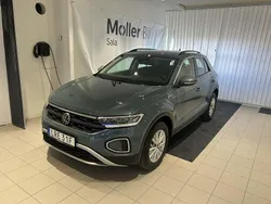 Mörkblå (petroleum blue metallic) Begagnad 2022 VW T-Roc Life SUV | 209 000 kr (Bra pris)