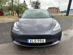 Grå Begagnad 2021 Tesla Model 3 Standard Range Plus Sedan | 235 000 kr (Marknadspris)