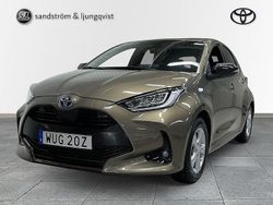Grön Begagnad 2022 Toyota Yaris Hybrid Style Halvkombi | 239 000 kr (Marknadspris)