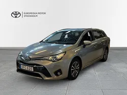 Ljusgrå Begagnad 2016 Toyota Avensis Active Kombi | 184 900 kr (Marknadspris)