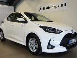 Vit Begagnad 2023 Toyota Yaris Hybrid Active Halvkombi | 219 900 kr (Lite dyr)