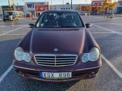 Röd Begagnad 2006 Mercedes C180 Avantgarde Sedan | 63 000 kr (Dyr)