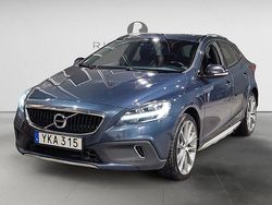 Mörkblå (blå) Begagnad 2017 Volvo V40 CC Summum Kombi | 164 900 kr (Marknadspris)
