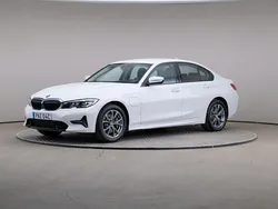 Vit (alpinvit) Begagnad 2020 BMW 330e Sport Line Sedan | 289 000 kr (Marknadspris)
