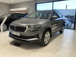 Grå (graphite grey metallic) Ny 2025 Skoda Karoq Selection SUV | 355 800 kr (Marknadspris)