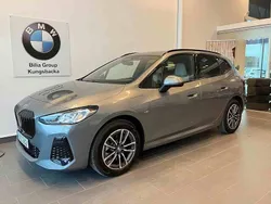 Grå Begagnad 2023 BMW 230e Active Tourer M Sport Minibuss | 479 900 kr (Marknadspris)