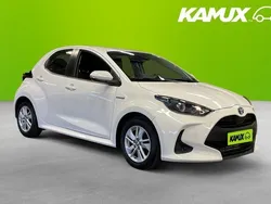 Vit Begagnad 2021 Toyota Yaris Hybrid Active Halvkombi | 174 700 kr (Marknadspris)