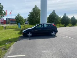 Svart Begagnad 2002 Ford Focus Halvkombi | 13 500 kr (Marknadspris)