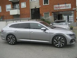 Silver (silvergrå effekt metallic) Begagnad 2021 VW Arteon R-line Kombi | 299 900 kr (Marknadspris)