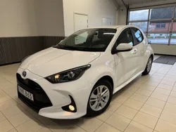 Vit Begagnad 2022 Toyota Yaris Hybrid Active Halvkombi | 194 900 kr (Marknadspris)