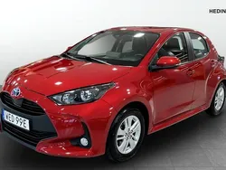 Röd (red) Begagnad 2022 Toyota Yaris Hybrid Active Halvkombi | 204 900 kr (Marknadspris)