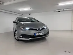 Ljusgrå (grå) Begagnad 2017 Toyota Auris Hybrid Comfort Halvkombi | 134 000 kr (Marknadspris)