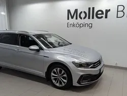 Silver (scale silver metallic) Begagnad 2023 VW Passat GTE Kombi | 344 900 kr (Bra pris)