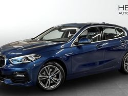 Blå (blue) Begagnad 2022 BMW 118 Sport Line Halvkombi | 238 700 kr (Marknadspris)