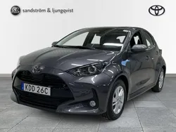 Mörkgrå (grå) Ny 2024 Toyota Yaris Hybrid Active Halvkombi | 259 000 kr (Marknadspris)
