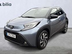 Grå Begagnad 2024 Toyota Aygo X Pulse SUV | 232 900 kr (Marknadspris)