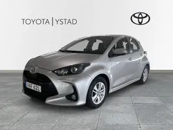 Silver Begagnad 2022 Toyota Yaris Hybrid Active Halvkombi | 209 000 kr (Marknadspris)