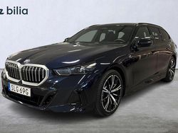 Svart (carbon black metallic) Begagnad 2025 BMW 530e M Sport Kombi | 669 900 kr (Marknadspris)