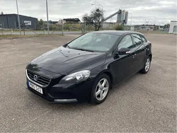 Svart Begagnad 2015 Volvo V40 Kinetic Kombi | 96 000 kr (Marknadspris)
