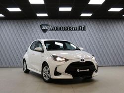 Vit Begagnad 2021 Toyota Yaris Hybrid Active Halvkombi | 169 900 kr (Marknadspris)