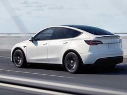 Vit Begagnad 2024 Tesla Model Y Long Range AWD SUV | 516 000 kr (Lite dyr)