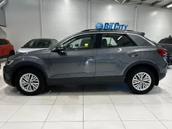 Grå Begagnad 2023 VW T-Roc SUV | 239 900 kr (Marknadspris)