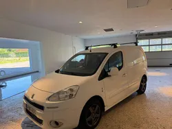 Vit Begagnad 2015 Peugeot Partner Minibuss | 46 900 kr (Bra pris)