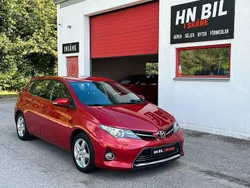 Mörkröd (röd) Begagnad 2013 Toyota Auris Executive Halvkombi | 99 900 kr (Marknadspris)