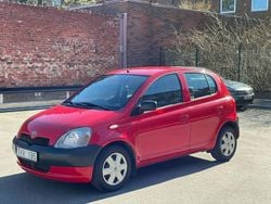 Röd Begagnad 2003 Toyota Yaris Halvkombi | 24 900 kr (Marknadspris)