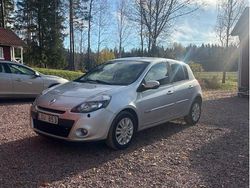 Silver Begagnad 2011 Renault Clio II Halvkombi | 34 000 kr (Marknadspris)