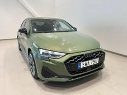 Mörkgrön (distriktgrön metallic) Begagnad 2025 Audi A3 Sportback Advanced Halvkombi | 349 000 kr (Dyr)