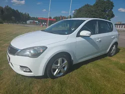 Vit Begagnad 2011 Kia Ceed Halvkombi | 24 900 kr (Marknadspris)