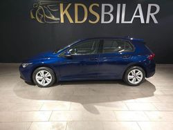 Mörkblå Begagnad 2020 VW Golf VIII Comfortline Halvkombi | 189 500 kr (Marknadspris)