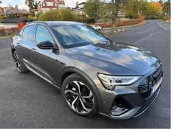 Grå Begagnad 2022 Audi e-tron Sportback S-Line SUV | 459 000 kr (Marknadspris)
