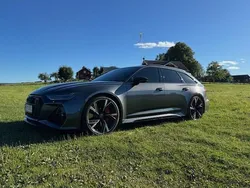 Grå Begagnad 2023 Audi RS6 Design Kombi | 1 179 000 kr (Bra pris)