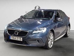 Mörkblå (blå) Begagnad 2017 Volvo V40 CC Summum Kombi | 164 900 kr (Marknadspris)