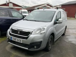 Ljusgrå Begagnad 2017 Peugeot Partner Minibuss | 49 000 kr (Bra pris)